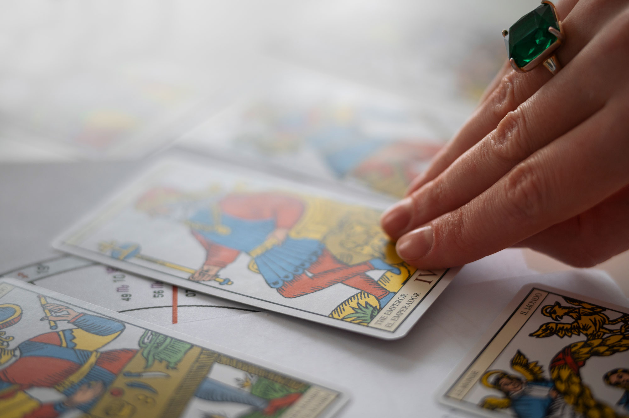 mujer-de-alto-angulo-leyendo-tarot